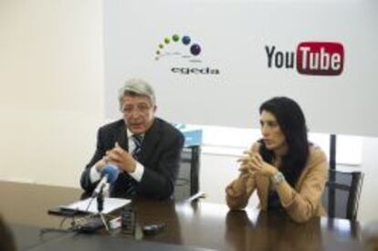 Enrique Cerezo, presidente de Egeda, junto a Mar&iacute;a Ferreras, directora de alianzas estrat&eacute;gicas de Youtube.