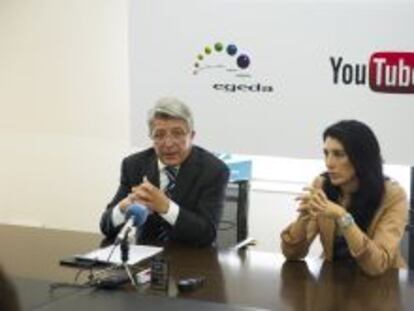 Enrique Cerezo, presidente de Egeda, junto a Mar&iacute;a Ferreras, directora de alianzas estrat&eacute;gicas de Youtube.