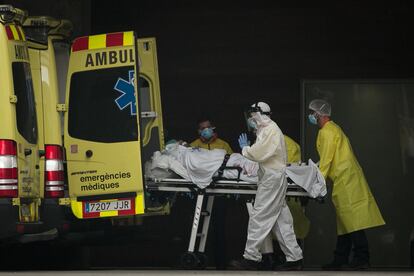 Profesionales sanitarios en la entrada de urgencias del Hospital de Bellvitge.