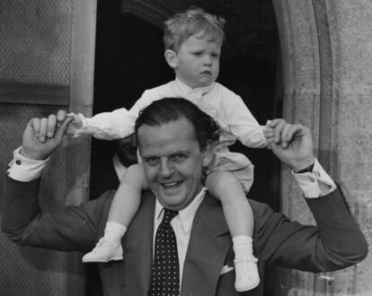 David Tomlinson lleva a su hijo William de paseo por Buckinghamshire (Inglaterra) en 1962.