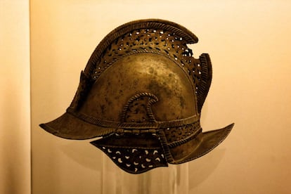 Casco de soldado español, bronce, siglo XVI.