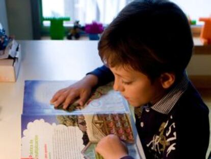 Un alumno estudia con sus libros de Lingua Galega.