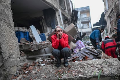 Una mujer entre los escombros de un edificio en la región turca de Hatay. 