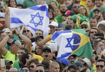 Apoiadores de Bolsonaro seguram bandeira de Israel.