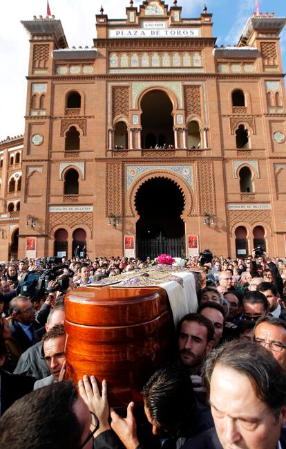 La plaza de Las Ventas acoge el féretro del diestro Antonio Chenel Antoñete.