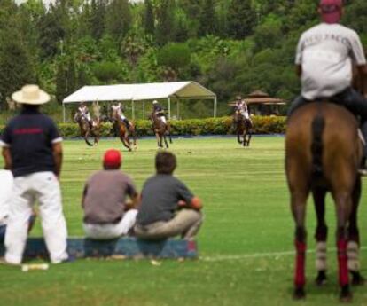 La hípica es el deporte nacional de Sotogrande. Aquí se contabilizan dos pistas de polo y otros dos centros ecuestres. Sin embargo, tan importante como competir es asistir; es lo que aquí denominan el ‘afterpolo’, la extendida afición de degustar un ‘gin-tonic’ al final de los encuentros. En las pistas de polo se combinan el aire británico, la maestría argentina y los grandes apellidos andaluces unidos durante siglos al mundo del caballo.