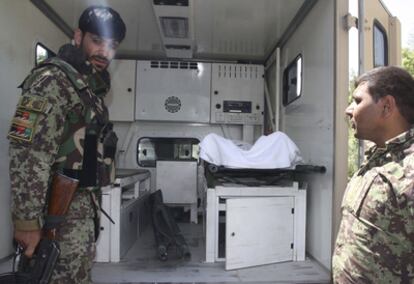 Soldados afganos vigilan la ambulancia donde se encuentra uno de los heridos en el atentado del hospital militar de Kabul.