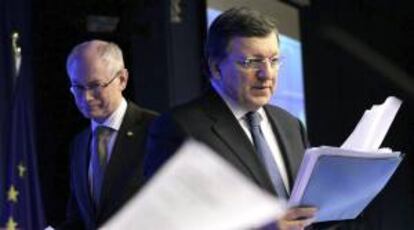 El presidente de la Comisión Europea, José Manuel Durao Barroso (d), y el presidente del Consejo Europeo, Herman Van Rompuy, al término de la última cumbre de jefes de Estado y de Gobierno de la Unión Europea (UE), en Bruselas, Bélgica. EFE/Archivo