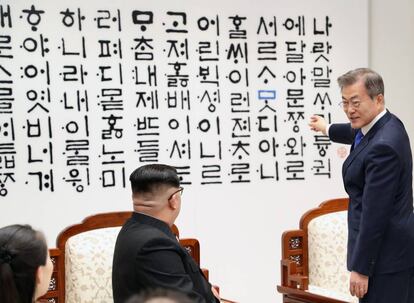Kim Jong-un (i) escucha al presidente surcoreano, Moon Jae-in (d), que habla sobre el documento