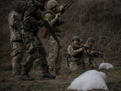 Ciudadanos ucranios voluntarios practican un entrenamiento militar intensivo en Kiev (Ucrania) el domingo.