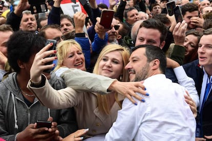 Matteo Salvini, rodeado de seguidores durante la marcha ultraderechista en Milán.