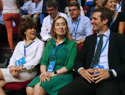 Los candidatos a presidir el Partido Popular Soraya Sáez de Santamaría (i), Pablo Casado, acompañados de la presidenta del Congreso de los Diputados Ana Pastor, durante el inicio de la celebración del Congreso Nacional del Partido Popular.