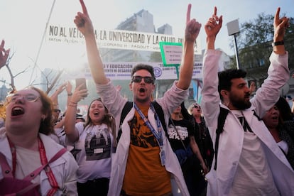 Profesionales de la salud celebran frente al Congreso, en Buenos Aires, este miércoles.