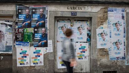 Carteles electorales sobre la pared de una vivienda en Villalba (Lugo).