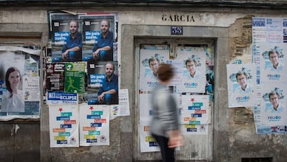 Carteles electorales sobre la pared de una vivienda en Villalba (Lugo).