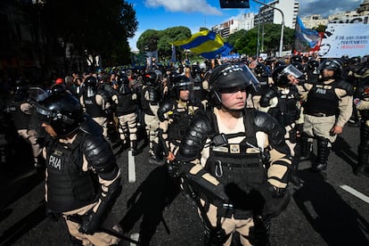 Fuerzas policiales resguardaban el Congreso argentino. 