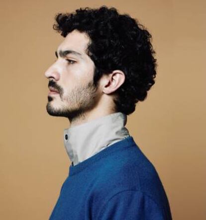 El actor argentino, que viste camisa de cuello alto y jersey Hermès, posa cual prócer de la patria argentina. Un Belgrano de pasarela.