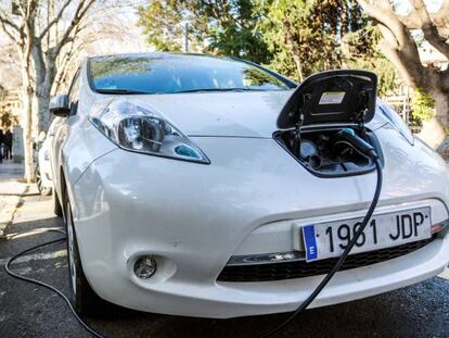 Un coche eléctrico carga la batería en el centro de Palma de Mallorca.