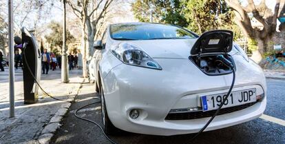 Un coche eléctrico carga la batería en el centro de Palma de Mallorca.