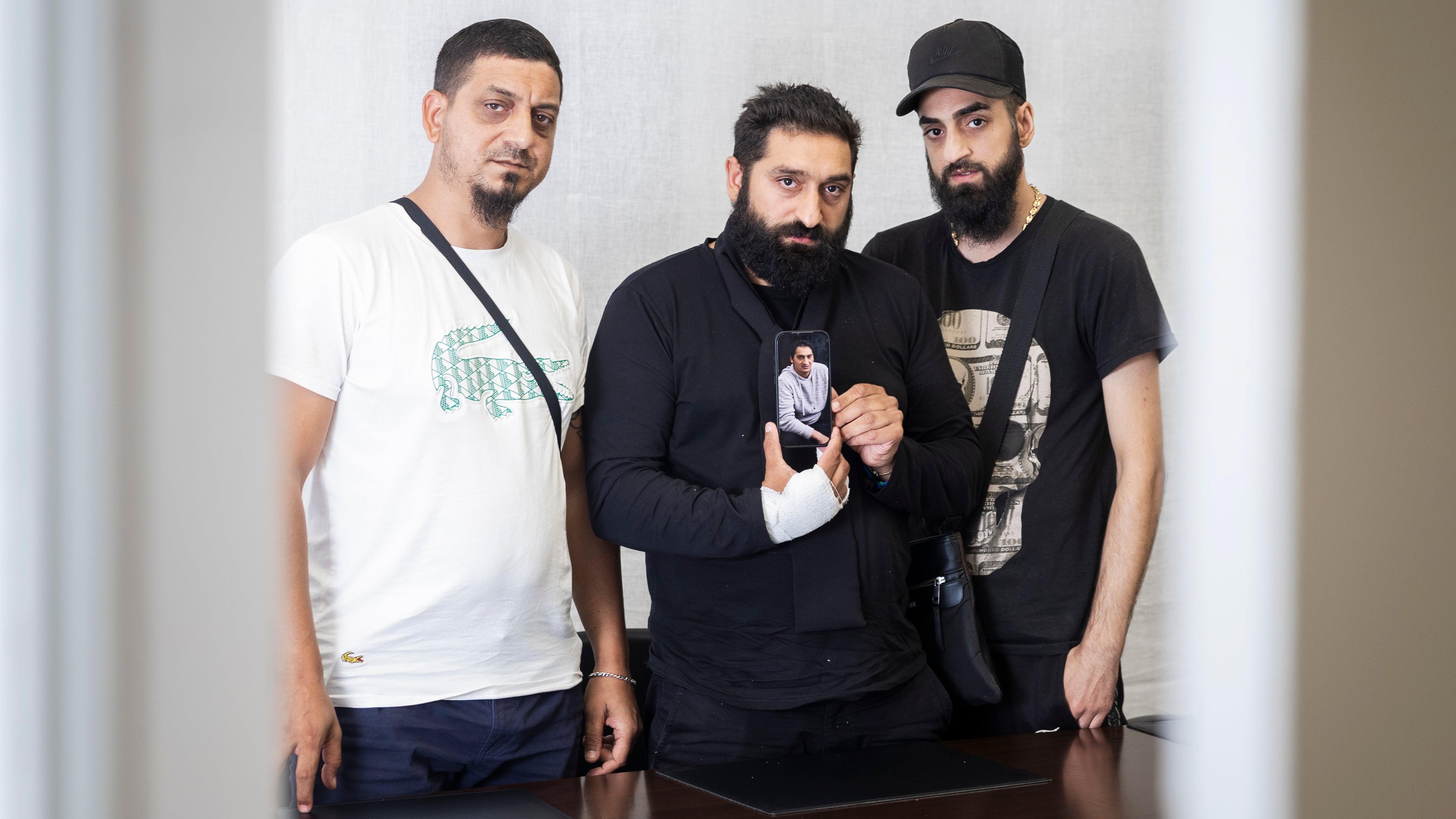 Ricardo (derecha) y Tino Moreno (centro), con camisetas negras en señal de luto por la muerte de su hermano Manuel, asesinado en la cárcel de Quatre Camins. A la izquierda, Ricardo Moreno, su sobrino.