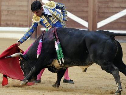 Gómez del Pilar, en un lance al primer novillo de la tarde.