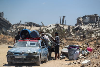 Palestinos desplazados huyen del norte de Gaza mientras el ejército israelí se prepara para reubicar a los residentes en la parte sur del enclave, en Ciudad de Gaza este lunes.