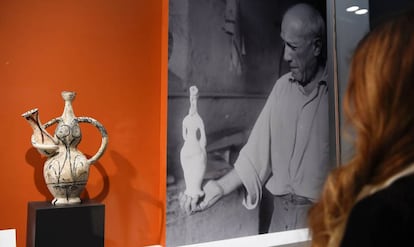 Una mujer mira una escultura de Picasso en la exposici&oacute;n &#039;Plein Soleil&#039;, el pasado viernes en Par&iacute;s. 