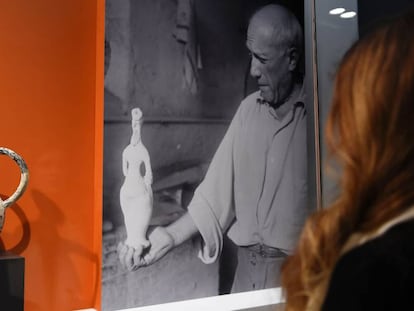 Una mujer mira una escultura de Picasso en la exposici&oacute;n &#039;Plein Soleil&#039;, el pasado viernes en Par&iacute;s. 