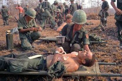 Un soldado estadounidense herido recibe ayuda tras ser rescatado de una batalla en una zona de Vietnam próxima a la frontera de Camboya. Anderson recuerda la visita de dos soldados a la casa familiar, entonces en Taiwan, durante
su infancia. Tenía nueve años. Los dos soldados prometieron volver. Seis meses después volvió sólo uno. Su compañero había muerto en Vietnam.
