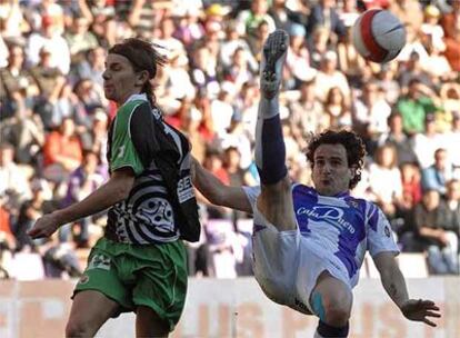 García Calvo despeja un balón ante el delantero polaco, Smolarek