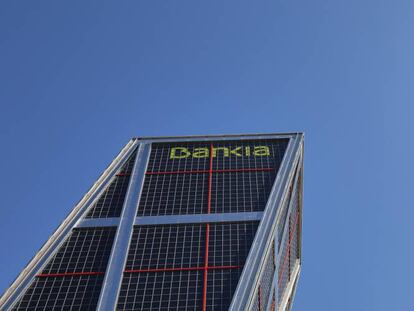 El dilema del accionista de Bankia, seguir adelante o vender