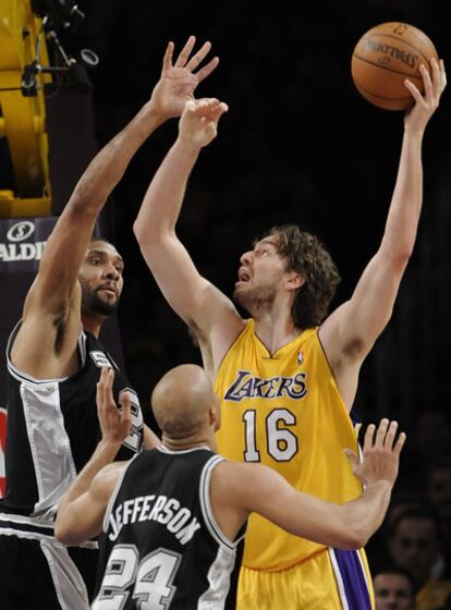 Pau Gasol intenta un gancho ante Tim Duncan.