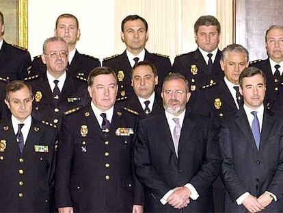 En primera fila, los mandos policiales Jesús de la Morena, Pedro Díaz Pintado, Agustín Díaz de Mera y el entonces ministro del Interior, Ángel Acebes. Detrás de él, Mariano Rayón, en una recepción con los Reyes en abril de 2004.