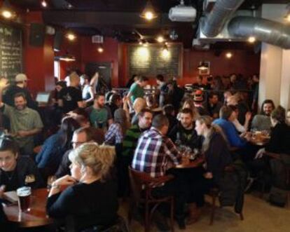 Ambiente en la cervecería Dieu du Ciel, junto al bulevar Saint-Laurent, en Montreal.