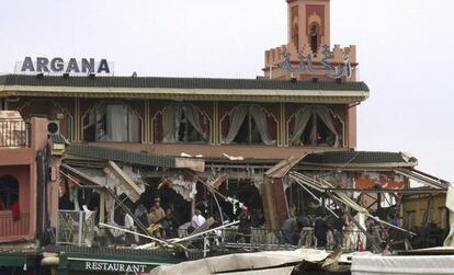 Fachada de la cafetería Argana, lugar donde se registró la explosión que acabó con la vida de 14 personas. (foto cedida por @OutcastDigital) / EFE