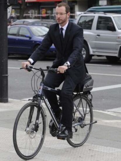 Maroto, en bicicleta en Vitoria.