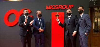 Los hermanos Raúl, Yago y Álvaro Arbeloa, en el toque de campana de Miogroup en julio del año pasado.