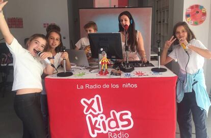 Un grupo de niños hacen un programa online.