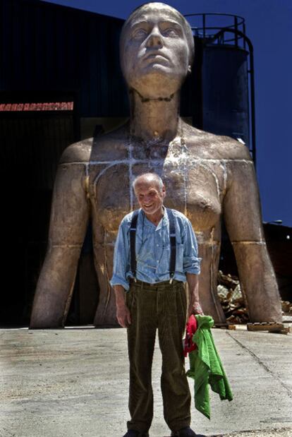 Antonio López ante su escultura <i>La mujer de Coslada</i> en una fundición de Arganda.