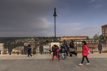 Viandantes paseando por Teruel.