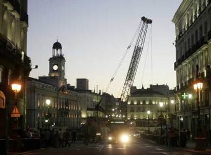 Un atardecer en la Puerta del Sol, con las obras del futuro intercambiador atravesando el corazón de Madrid.