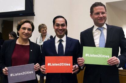 L'alcadesa de Barcelona, Ada Colau, amb el secretari d'habitatge i Desenvolupament Urbà dels Estats Units, Julian Castro (c), i l' alcalde de Quito, Mauricio Rodas (d), a l'ONU.