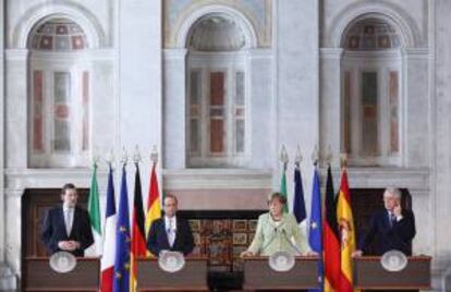 El presidente del Gobierno español, Mariano Rajoy (izda), el primer minitro italiano, Mario Monti (dcha), el presidente de Francia, François Hollande, y la canciller alemana, Ángela Merkel, tras la reunión mantenida en Roma, Italia, el 22 de junio del 2012. EFE/Archivo