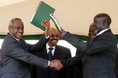 El vicepresidente sudanés y el líder de los rebeldes del sur, tras la firma del acuerdo de paz en Nairobi.