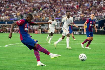 Dembélé marca el primer gol del partido amistoso entre el Barcelona y el Real Madrid, en Dallas este sábado.