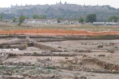 Vista del casco viejo de Toledo desde las excavaciones de la Vega Baja.