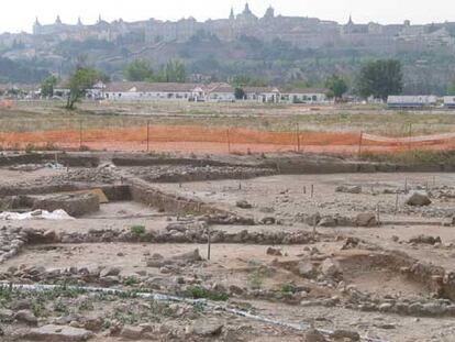 Vista del casco viejo de Toledo desde las excavaciones de la Vega Baja.