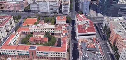 A la izquierda, el antiguo edificio de Defensa en la calle de Raimundo Fern&aacute;ndez Villaverde, donde est&aacute; planeado el Residencial Maravillas, en una imagen de Google Earth.