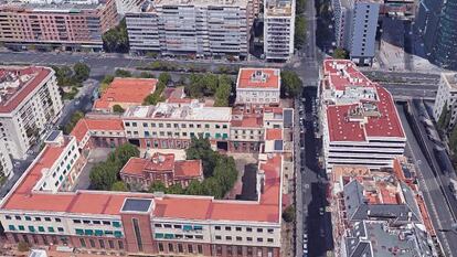 A la izquierda, el antiguo edificio de Defensa en la calle de Raimundo Fern&aacute;ndez Villaverde, donde est&aacute; planeado el Residencial Maravillas, en una imagen de Google Earth.