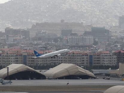 Um avião de companhia aérea afegã decola neste sábado do aeroporto de Cabul.